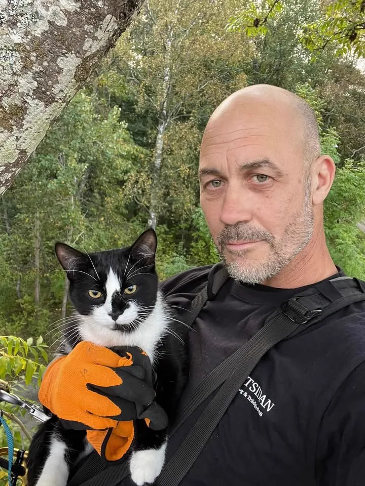 Katträddning i Floda och Lerum – Stefan klättrar upp och räddar katt ur träd